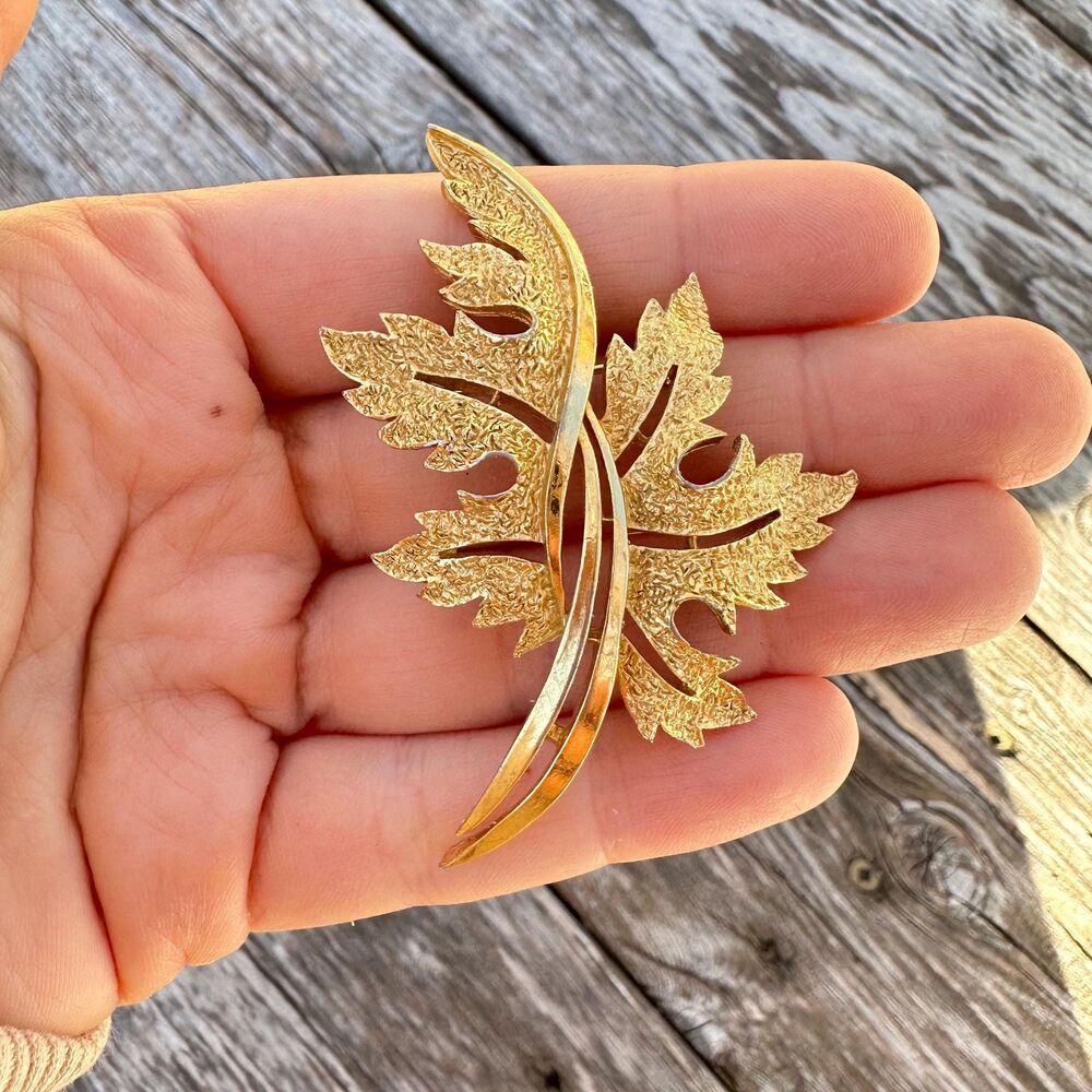 Vintage Crown Trifari Etched Brushed Leaf Leaves Gold tone Filigree Brooch
